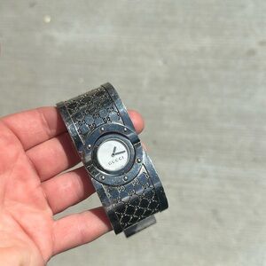 Gucci twirl watch